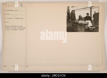 Cette image montre le caporal Shotwell, un soldat de l'armée américaine, à Archange, en Russie. Il est photographié debout à côté d'un comptoir de fortune, vendant diverses marchandises. La photographie a été prise par le photographe Reed le 26 février 1919. Cette image fait partie d'une collection documentant les activités militaires américaines pendant la première Guerre mondiale Banque D'Images