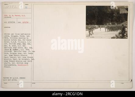 Le soldat A. A. Purst du signal corps est représenté sur cette photo. Elle a été prise le 4 août 1918 et reçue par le photographe le 10 septembre 1918. L'image montre les deuxième et troisième bataillons de la 156e brigade, 311e infanterie, 78e division passant en revue devant plusieurs officiers militaires de haut rang. L'emplacement est le quartier général de la 1e armée britannique à Ranchicourt, en France. La photographie a été approuvée par le censeur de l'A.E.P. bien que la date d'approbation ne soit pas précisée. Banque D'Images