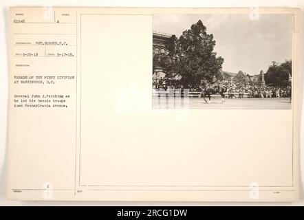 La première division de l'armée américaine dirige un défilé à Washington, DC Le général John J. Pershing est vu conduire ses troupes héroïques sur Pennsylvania Avenue. La photographie a été prise par le sergent Bonner le 17 septembre 1919 et publiée par la Southern Credit Company. Banque D'Images