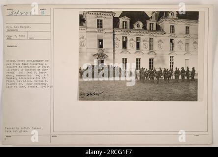 Le sergent Leo Morper du signal corps Replacement Depot Brass Band donne un concert pour les officiers du Depot devant le Château de Cheverny. Le colonel Carl F. Hartmann commande, avec le major A.J. Dekker en tant qu'officier administratif et le 1e lieutenant Gordon B. Fulcher Jr. Présent. Photographie prise le 7 janvier 1919 à Cour Cheverny, Loir et cher, France.' Banque D'Images