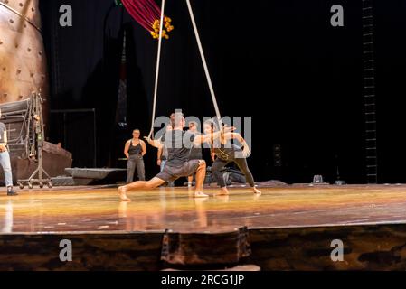 Donostia, Espagne. 14 juin 2023. Plusieurs artistes effectuent une répétition sans caractérisation quelques jours avant la première du spectacle. Crédit : Xan Gasalla / Alamy Live News. Banque D'Images