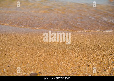 Sable doré à la plage, avec un toucher doux d'un calme vagues de l'océan, côté mer Banque D'Images