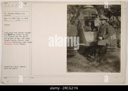 Un char, prêt à l'action contre l'ennemi, est représenté sur cette photographie du 3 novembre 1918. Le lieutenant Charles Stone, S.C. a capturé l'image du char, avec le sergent C.C. Peters en tant que conducteur et le sergent de 1e classe Thomas Hamlin en tant que tireur, tous deux appartenant au 327e bataillon, Tank corps. L'emplacement est Varennes, Meuse, France. L'authenticité de la photographie est confirmée par son censeur A.E.P. bien que la date exacte de censure soit inconnue. Banque D'Images