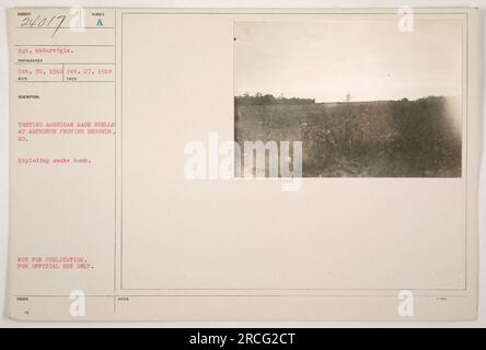 Un sergent nommé McGarrigle est vu sur la photo. La photographie a été prise le 30 octobre 1918 au Aberdeen Proving Grounds, dans le Maryland. L'image montre l'essai d'obus fabriqués aux États-Unis, plus précisément une bombe fumigène. Il est étiqueté comme n'étant pas destiné à la publication et destiné à un usage officiel seulement. Banque D'Images