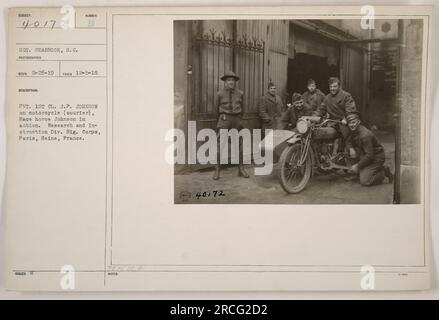 Le sergent Seabrook, photographe, a pris cette photo le 5 décembre 1918. Il montre le soldat 1st Class J.P. Johnson chevauchant une moto en tant que coursier, tandis que le cheval de course Johnson est vu en action. L'emplacement est le corps de signal de la Division de la recherche et de l'instruction à Paris, Seine, France. L'image a reçu le numéro d'identification 40172. Banque D'Images