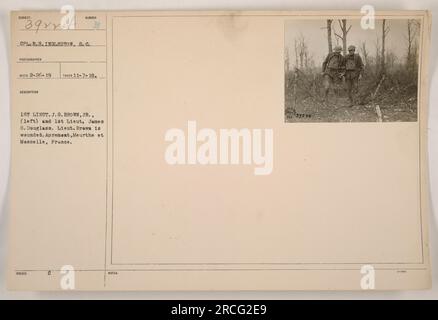 1e Lieut. J.S. Brown, Jr., et 1st Lieut. James S. Douglass à Apremont, Meurthe et Mosselle, France. Lieut. Brown est vu avec un bras blessé. La photographie a été prise le 7 novembre 1918 par CPL. DROITE Ingleston de Caroline du Sud. Banque D'Images