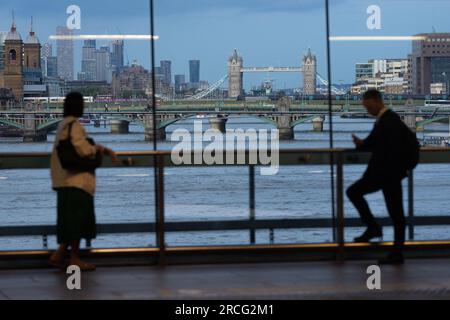 Blackfriars, également connu sous le nom de London Blackfriars, est une gare centrale de Londres et une station de métro de Londres connectée dans la City de Londres Banque D'Images