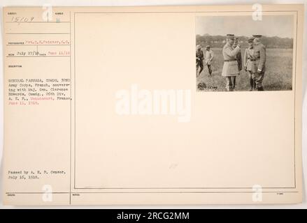 Pvt. C.E. Peintre a capturé cette image le 11 juin 1918, à Manoncourt, France. Il dépeint le général Passaga, commandant du 32e corps d'armée, français, engagé dans une conversation avec le major général Clarence Edwards, qui a servi comme commandant de la 26e division, A.E.F. La photographie a été approuvée par l'A.E.P. Censurer le 16 juillet 1918. Banque D'Images