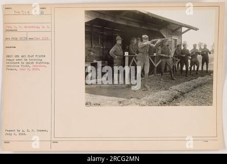 Le soldat L. P. Goldshlag du signal corps est vu au champ de tir des pigeons d'argile utilisé pour entraîner les aviateurs à l'observation rapide. La photographie a été prise le 5 juin 1918 à Aviation Field, Issoudon, France. L'image a été approuvée par l'A.E.F. Censurer le 2 juillet 1918. Banque D'Images