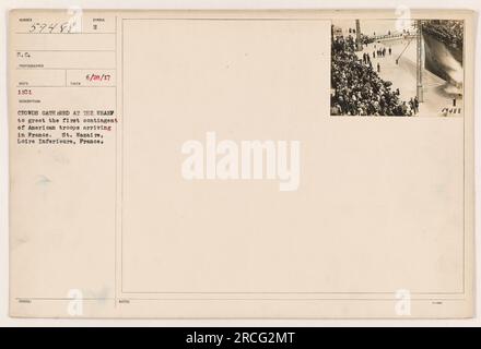 Une foule de gens se rassemble au quai pour accueillir le premier groupe de troupes américaines arrivant en France. La photographie a été prise à St. Nazaire, Loire Inferieure, France. L'image est documentée sous la description 'SUNBER 59488 S.C.' et a été reçue le 1 novembre 1901. Le symbole original de la photographie est « E » et elle a été prise le 28 juin 1917. Banque D'Images