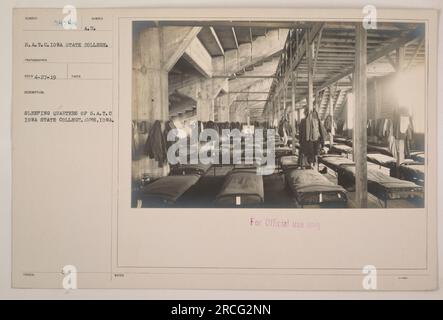 Chambres à coucher du S.A.T.C. (Student Army Training corps) au Iowa State College à Ames, Iowa. Cette photographie a été prise par le photographe visé 58788 et soumise le 27 avril 1919. La description confirme qu'elle montre les dortoirs du S.A.T.C. à l'Iowa State College. Les notes indiquent qu'il n'est pas réservé à un usage officiel. Banque D'Images