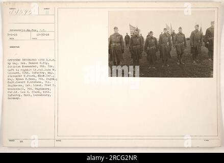 Photo de groupe d'officiers militaires américains décorés de la Distinguished Service Cross (D.S.C.) pendant la première Guerre mondiale Les officiers, de gauche à droite, sont : le lieutenant-colonel John W. Leonard du 60th Infantry, le major Alexander N. Stark du 61st Infantry, le major Wyman R. Swan du 7th Engineers, le capitaine Howard R. McAdams du 7th Engineers, le 1st lieutenant Fred D. Mendenhall du 7th Engineers, Et le 2nd Lt Leo G. Clark du 11th Infantry. La photo a été prise à Eech, Luxembourg, Allemagne, le 30 décembre 1918, par le lieutenant Wm. Fox. Banque D'Images