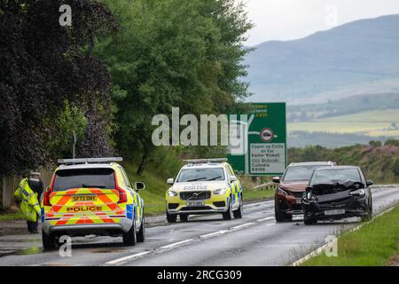 13 juillet 2023. Dingwall, Highlands et îles, Écosse. Ici la police Scotland qui a affaire à un grave RTC, Road Traffic collision, sur l'A835 près de Di Banque D'Images