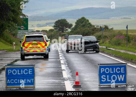 13 juillet 2023. Dingwall, Highlands et îles, Écosse. Ici la police Scotland qui a affaire à un grave RTC, Road Traffic collision, sur l'A835 près de Di Banque D'Images