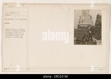 Rassemblement de la foule au pied du monument commémoratif Victoria à Londres, en Angleterre, le 11 novembre 1918, pour attendre l'apparition du roi lors de la célébration de la signature de l'armistice. Cette photographie a été prise par le soldat Gunshor, S.C., et reçue le 13 février 1919. Légende : 111-SC-38409. Banque D'Images