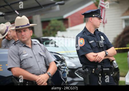 14 juillet 2023, Massapequa Park, New York, New York, Etats-Unis : le suspect du tueur en série 'Gilgo Beach', Rex Heuermann, architecte marié dans une entreprise New-yorkaise, a été arrêté à son domicile de Massapequa Park. L'arrestation est liée aux célèbres « Gilgo four », des femmes découvertes emballées dans un sac à quelques jours d'intervalle fin 2010. La voiture du suspect est remorquée pendant que la police poursuit son enquête. (Image de crédit : © Niyi Fote/TheNEWS2 via ZUMA Press Wire) USAGE ÉDITORIAL SEULEMENT! Non destiné à UN USAGE commercial ! Banque D'Images