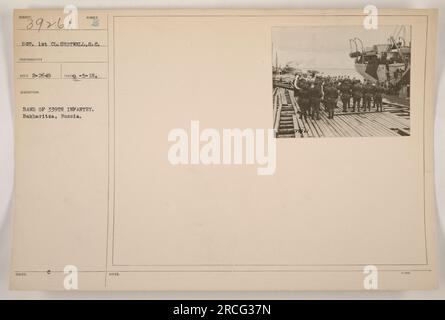 SGT. Shotwell de 1e classe du signal corps est représenté sur cette photo avec une bande du 339e régiment d'infanterie. L'image a été prise le 18 mai, mais l'emplacement est Bakharitza, Russie. La photographie a reçu le numéro de description 111-SC-39261 et a été prise par LE PHOTOGRAPHE RECO 2-2649. Il a été délivré sous le code NOTEB 999. Banque D'Images