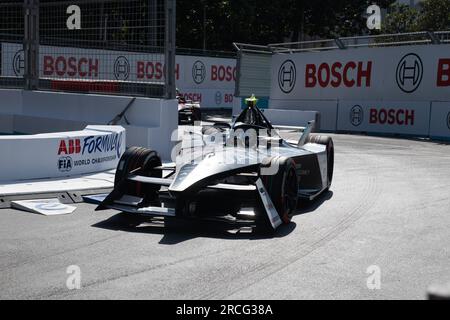 Rome, Italie 14 2023 juillet – E-Prix de Formule E Hankook Rome, essais libres. Sam Bird (10) (GBR) Jaguar TCS Racing Team en action sur circuit. Crédit photo : Fabio Pagani/Alamy Live News Banque D'Images