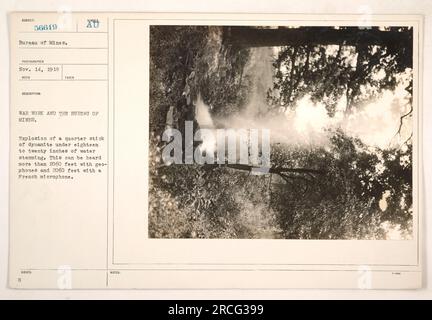 Explosion d'un quart de bâton de dynamite sous l'eau pendant les travaux de guerre pour le Bureau des Mines. Le son de l'explosion peut être détecté à plus de 2060 pieds de distance par les géophones et un microphone français. Cette photographie a été prise le 14 novembre 1918 à des fins de documentation. Banque D'Images