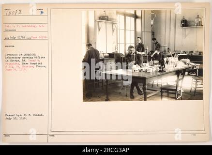 Intérieur du laboratoire de chimie à l'hôpital de la base #101 à St. Nazaire, France. La photographie, prise par le soldat L. P. Goldshlag le 24 juin 1918, montre le lieutenant Henry M. Peinblatt, l'officier responsable. L'image a été émise avec l'approbation de l'A.E.F. Censurer le 16 juillet 1918. Banque D'Images