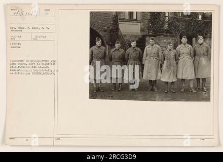 Personnel du quartier général du 4e corps d'armée à Cochem, Allemagne. De gauche à droite : 1st Lt H.W. Wilson, 1e lieutenant A.E. Hammerbund, 2e lieutenant J.J. Kelly, 1e lieutenant E.W. Hoops. La photographie a été prise le 17 janvier 1919. Sergent Chas. E. Mace apparaît également dans l'image. Banque D'Images