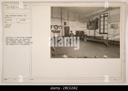 Vue intérieure de la salle Wire à l'école de signalisation du 2e corps à Châtillon sur Seine, Côte d'Or, France. La photographie montre l'équipement utilisé dans la salle de câblage et les instructeurs enseignent aux étudiants comment l'utiliser. Cette photographie a été prise par le sergent Bernard Levey, S.C. le 10 mars 1919 et reçue le 23 janvier 1919. Le numéro de référence est 875-F9. Banque D'Images