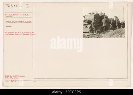 Les soldats américains supervisent les prisonniers de guerre alors qu'ils travaillent à désinfecter les vêtements à Souilly, Meuse, France pendant la première Guerre mondiale La photographie a été prise par le lieutenant S.C. Bornstein et a été reçu le 12 novembre 1918. Il était détenu par l'A.E.F. Censeur le 28 octobre 1918 et émis par le W.P.C. Banque D'Images