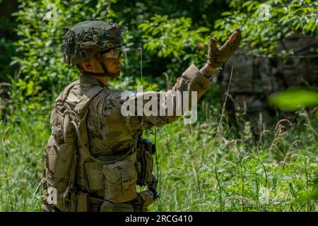 6 juillet 2023 - Bemowo Piskie, Pologne - États-Unis Le Sgt Brian Marsh avec le quartier général et la compagnie du quartier général, 1st Battalion, 9th Cavalry Regiment, 1st Cavalry Division, soutenant la 4th Infantry Division, donne l'ordre d'avancer vers son peloton lors d'un exercice de tir réel dans la zone d'entraînement de Bemowo Piskie, Pologne, juillet 6. Le 4th Inf. La mission de Div. En Europe est de s'engager dans des entraînements et des exercices multinationaux à travers le continent, en travaillant aux côtés des alliés de l'OTAN et des partenaires de sécurité régionaux pour fournir des forces crédibles au combat au V corps, le corps avancé américain déployé en Europe. (Credi Banque D'Images