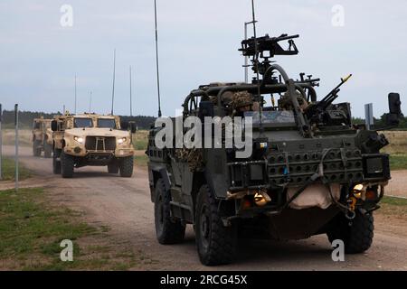 3 juillet 2023 - Bemowo Piskie, Pologne - États-Unis Soldats avec quartier général et compagnie du quartier général, 1st Battalion, 9th Cavalry Regiment, 2nd Armored Brigade combat Team, 1st Cavalry Division, soutenant la 4th Infantry Division, avec des soldats de l'armée britannique avec le Royaume-Uni Royal Lancers, troupe Aliwal, soutenant le groupement tactique de présence avancée renforcée de l'OTAN en Pologne, retour de l'opération Aliwal Surge dans la zone d'entraînement de Bemowo Piskie, Pologne, juillet 3. Aliwal Surge était un exercice de préparation à court préavis conçu pour tester l'interopérabilité et l'innovation des unités militaires participantes, y compris Banque D'Images