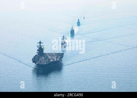 11 juillet 2023 - en mer - le porte-avions USS Gerald R. Ford (CVN 78), le destroyer de missiles guidés de classe Arleigh Burke USS Ramage (DDG 61), le croiseur de missiles guidés de classe Ticonderoga USS Normandy (CG 60), la frégate de classe Carlo Bergamini ITS Carabiniere (F 593), Et le patrouilleur de la marine croate HRVS Dubrovnik (PC 42) vapeur en formation au cours d'un exercice photo mené pour Neptune Strike, le 11 juillet 2023. Normandy fait partie du Gerald R. Ford Carrier Strike Group et est en déploiement prévu aux États-Unis Forces navales Europe zone d'opérations, employé b Banque D'Images