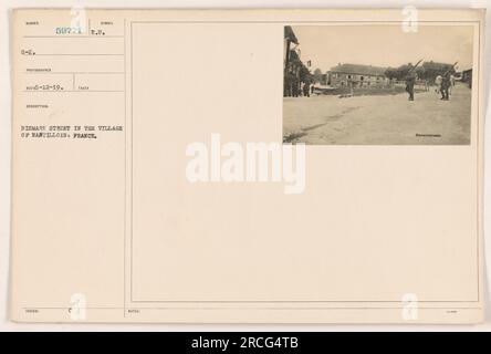 Soldats américains patrouillant la rue Bismark dans le village de Nantillois, en France pendant la première Guerre mondiale. Prise le 12 mai 1919. Photographie publiée sous le numéro de symbole 59771 E.U. L'image montre les rues tranquilles du village, peut-être au lendemain de la guerre. Banque D'Images