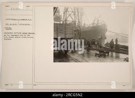 Légende : les fournitures du génie sont déchargées pour un voyage retour aux États-Unis aux Royal Albert Docks, Londres, Angleterre. Cette photographie a été prise le 14 janvier 1919 par le sergent C.D. Donelly du signal corps. Les fournitures sont destinées aux ingénieurs revenant de leur service en France. Banque D'Images