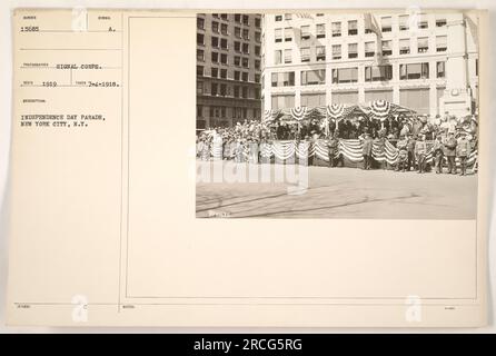 Soldats participant à la parade du jour de l'indépendance à New York City, New York, le 4 juillet 1918. La photographie a été prise par Humber 15685, un photographe du signal corps. Il a été reçu en 1919 et montre un symbole qui a été présenté pendant le défilé. L'image capture un moment important de la première Guerre mondiale, avec un coût estimé à 15525 000 $ associé à la parade. Banque D'Images