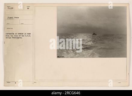 Vue sur le coucher du soleil depuis les États-Unis George Washington, montrant un destroyer dans l'océan Atlantique. L'image a été prise pendant la première Guerre mondiale et fait partie d'une collection de photographies documentant les activités militaires américaines. Cette photographie spécifique reçoit le numéro 63 330 par le signal corps. Banque D'Images