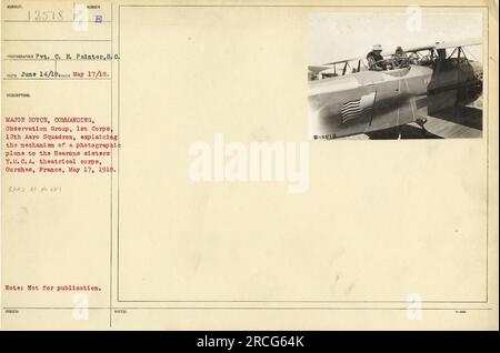 Le major Royce du 12th Aero Squadron, Groupe d'observation du 1st corps, explique ici le mécanisme d'un avion photographique aux sœurs Hearons, membres du corps théâtral Y.M. c.a. La photo a été prise le 17 mai 1918 à Ourches, en France. (Remarque : cette légende n'est pas destinée à la publication.) (50 mots) Banque D'Images