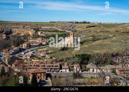 Vue aérienne depuis le point de vue de la vallée d'Eresma avec l'église de Vera Cruz - Ségovie, Espagne Banque D'Images