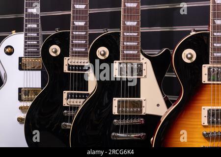 Muncie - 10 juillet 2023 : exposition de guitare les Paul dans un magasin de musique. Les guitares Paul sont polyvalentes pour de nombreux styles de musique du Jazz au Blues en passant par le Rock. Banque D'Images