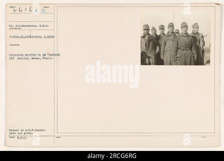 Prisonniers de guerre attendant d'être contrôlés à Souilly, Meuse, France pendant la première Guerre mondiale. Cette photographie a été prise par le lieutenant S.G.Pornstein et fait partie de la collection des activités militaires américaines. La date de l'image n'est pas spécifiée. Il a été adopté par l'A.E.F. Censurer et émis par W.P.C. Banque D'Images