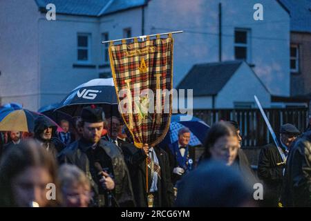 Cérémonies Cleikum de St Ronan CÉRÉMONIE MAÇONNIQUE la procession aux flambeaux des frères maçonniques de Lodge St. Ronan's 856 et Visiting Lodges, dirigé par St. Ronan's Silver Band, à la Croix runique à l'église Innerleithen d'Écosse. Dux Boy boit de l'eau des puits de St Ronan et libère deux colombes blanches pendant la cérémonie maçonnique crédit : Rob Gray/Alamy Live News Banque D'Images