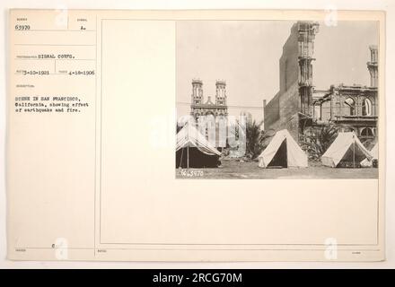 Des tentes rectangulaires à San Francisco, en Californie, montrent les conséquences du tremblement de terre dévastateur et de l'incendie de 1906. Cette photographie, prise par le signal corps, montre les destructions causées par la catastrophe naturelle. Les tentes ont été utilisées comme abris d'urgence pour les résidents déplacés. Banque D'Images