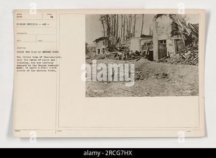 Cette photographie, étiquetée 111-SC-2970, représente la scène de Chattancourt, une petite ville gravement endommagée par les bombardements allemands pendant la première Guerre mondiale. Il montre la transformation de la ville autrefois paisible et industrieuse en une zone de ratissage d'obus sur le front occidental. L'image est une photographie officielle française, numérotée 2970, avec le symbole reconnaissable du photographe et la date de sa capture émis à côté d'une brève description. Des notes supplémentaires peuvent être disponibles pour plus de contexte. Banque D'Images