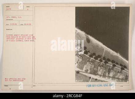 Vue aérienne des quartiers des officiers et du bord de l'eau du côté ouest du terrain de parade à Sandy Hook, prise par le photographe S. Comb le 24 juin 1919. Cette image faisait partie d'une collection documentant les activités militaires américaines pendant la première Guerre mondiale. Banque D'Images