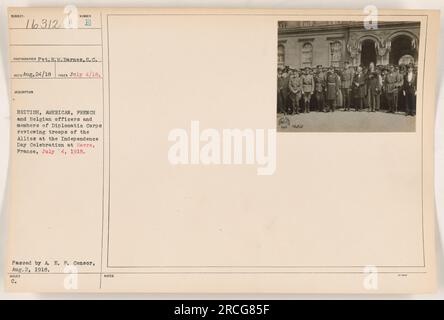 Des officiers britanniques, américains, français et belges ainsi que des membres du corps diplomatique participent à un examen des troupes lors de la célébration du jour de l'indépendance à Havre, en France, le 4 juillet 1918. La photo a été prise par Pyt. R.M. Barnes, S.C., le 24 août 1918, et a été délivré par l'A.E.F. Censurer le 2 août 1918. Il y a 16312 notes d'accompagnement pour cette image. Banque D'Images