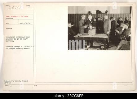 Vincent J. Palumbo a capturé une photographie intitulée Sumbe le 30 septembre 1918. L'image montre d'éminents responsables participant à la loterie de 18-45. Plus précisément, le sénateur George E. Chamberlain de l'Oregon est vu dessiner un numéro. Cette photographie a été publiée par le censeur du M.I.D. le 7 octobre 1918. Banque D'Images