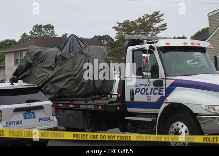 14 juillet 2023, Massapequa Park, New York, New York, Etats-Unis : le suspect du tueur en série 'Gilgo Beach', Rex Heuermann, architecte marié dans une entreprise New-yorkaise, a été arrêté à son domicile de Massapequa Park. L'arrestation est liée aux célèbres « Gilgo four », des femmes découvertes emballées dans un sac à quelques jours d'intervalle fin 2010. La voiture du suspect est remorquée pendant que la police poursuit son enquête. (Image de crédit : © Niyi Fote/TheNEWS2 via ZUMA Press Wire) USAGE ÉDITORIAL SEULEMENT! Non destiné à UN USAGE commercial ! Banque D'Images