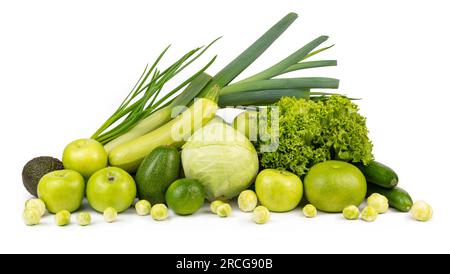 Couleur verte fruits mûrs et légumes isolés sur fond blanc Banque D'Images