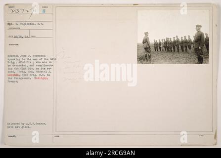 Le caporal R. Ingleston, du corps des signaux, a capturé cette photographie du général John J. Pershing s’adressant aux hommes de la 84e brigade de la 42e division. Le général Pershing loue le bilan exemplaire de la 42e division. Le brigadier général Michael J. Lenihan, commandant de la 83e brigade, est également visible. L'emplacement est Bulligny, France. La date exacte de la photographie est inconnue, mais elle a été publiée par le censeur de l'A.E.F. Banque D'Images