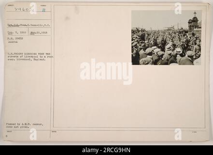 Les troupes américaines marchent dans les rues de Liverpool, en Angleterre, en route vers un camp de repos. Cette photographie a été prise pendant la première Guerre mondiale, mais la date précise est inconnue. Il a été adopté par le censeur de l'A.E.F. Banque D'Images