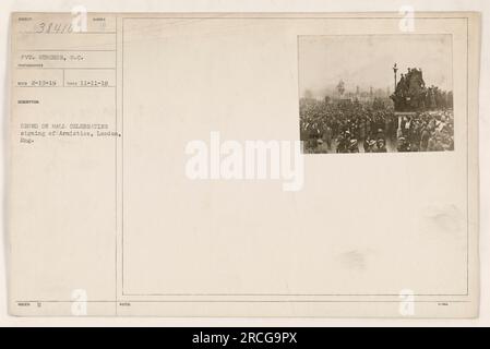 Le soldat Gunshor de Caroline du Sud est photographié sur cette photographie prise le 11 novembre 1918. L'image montre une foule nombreuse qui se rassemble au Mali, à Londres, pour célébrer la signature de l'armistice. Cette photographie est numérotée 38410 dans la collection et a été reçue par le photographe le 13 février 1919. Banque D'Images