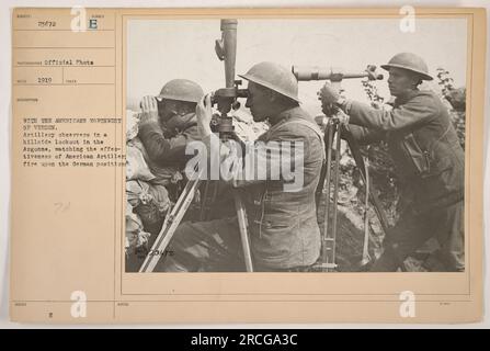 Des observateurs d'artillerie de l'armée américaine peuvent être vus dans une photographie de 1919 intitulée '111-SC-23672'. L'image montre les observateurs situés au nord-ouest de Verdun dans la région d'Argonne pendant la première Guerre mondiale Ils surveillent et évaluent activement l'impact des tirs d'artillerie américains sur la position allemande. La photo officielle, avec le NUMÉRO ÉMIS, montre l'importance de la précision et de l'efficacité dans les opérations militaires. Banque D'Images